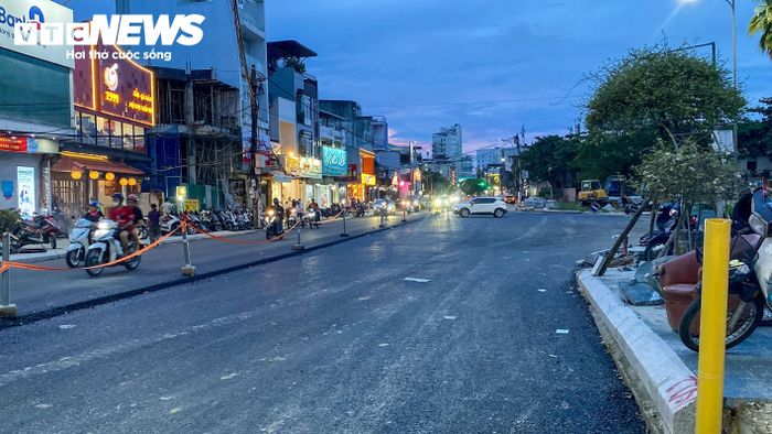 Kiểm tra tại dự án nâng cấp, mở rộng đường Bà Triệu, Chủ tịch UBND TP Huế yêu cầu các đơn vị đẩy nhanh tiến độ thi công, đồng thời triển khai đồng bộ hệ thống hạ tầng kỹ thuật. Trong đó, hệ thống điện phải được bố trí đi ngầm. Việc thi công điện, cấp nước, thoát nước và các hạng mục kỹ thuật liên quan phải được phối hợp chặt chẽ, thực hiện đồng thời theo từng đoạn tuyến, hạn chế tối đa tình trạng hoàn thành hạng mục này rồi tiếp tục đào xới để thi công hạng mục khác.