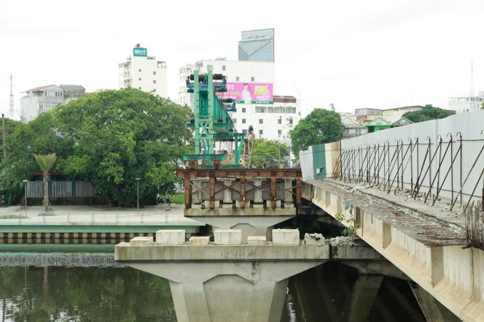Chủ tịch UBND TP Huế yêu cầu các đơn vị bám sát tiến độ từng hạng mục, chủ động tổ chức thi công linh hoạt theo điều kiện thực tế. Các đơn vị cần tranh thủ tối đa thời tiết thuận lợi, mặt bằng và các điều kiện cho phép để triển khai công việc. Những vị trí đủ điều kiện phải tổ chức thi công liên tục, kịp thời xử lý các khó khăn phát sinh tại công trường, không để ảnh hưởng đến tiến độ chung.