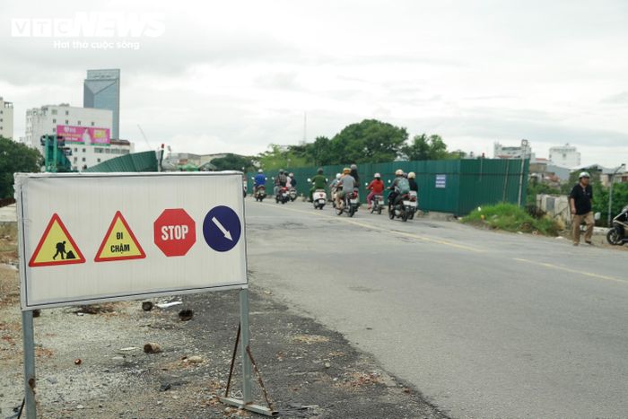 Mặc dù vậy, số lượng nhân công, máy móc được đưa đến công trường còn hạn chế, nếu không đẩy mạnh sẽ khó đáp ứng tiến độ như “tối hậu thư” do Chủ tịch UBND TP Huế đề ra.