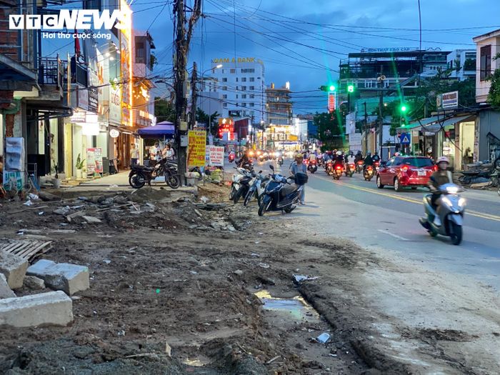 Tuy nhiên, tại công trường thực hiện dự án một số đoạn khá ngổn ngang, thiếu các cọc tiêu, dây dăng, biển báo công trường để đảm bảo an toàn giao thông.