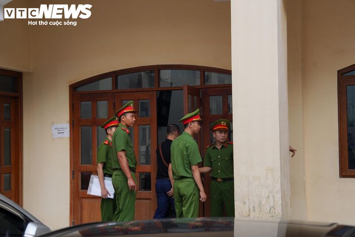 Theo cáo trạng, sau đó Đức Anh phát hiện có thể leo từ nhà hàng xóm sang nhà P.A. để tìm người yêu cũ. Bị cáo đột nhập vào nhà ông N.V.Q. (40 tuổi), mở cửa tầng hai rồi xuống tầng trệt thì bị ông Q. phát hiện.