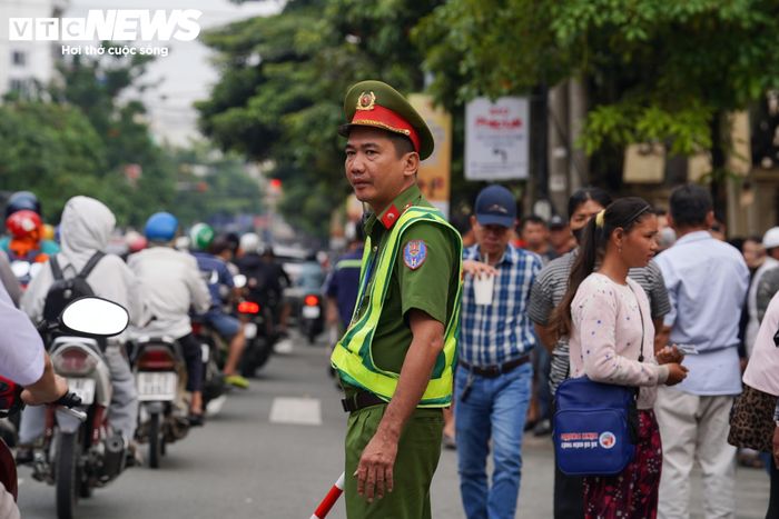 Lực lượng chức năng được bố trí tại nhiều vị trí, phối hợp kiểm soát người ra vào khu vực tòa án. Người thân của các bị hại được hướng dẫn thực hiện các thủ tục để tham dự phiên xét xử.