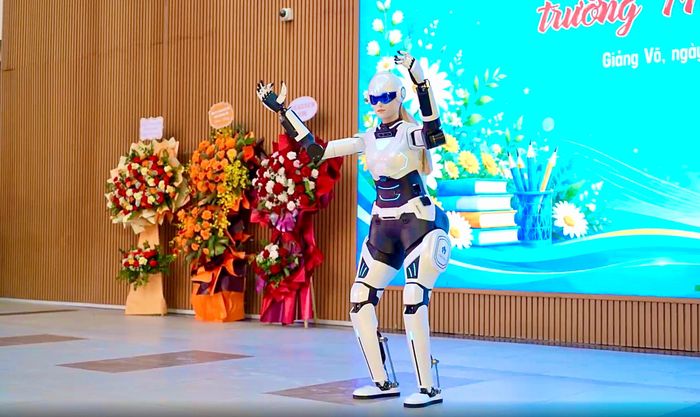 Robot AI của nhà trường biểu diễn tại lễ khai giảng năm học 2026-2027.