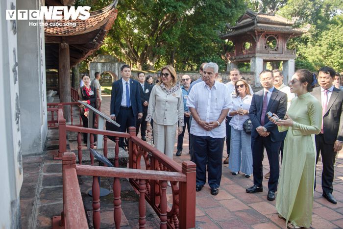 Tổng thống Cộng hoà Panama José Raúl Mulino và Phu nhân nghe giới thiệu về lịch sử hình thành và phát triển trường đại học đầu tiên của Việt Nam, nơi gắn liền với truyền thống hiếu học của dân tộc, hội tụ tinh hoa đất học của Đại Việt xưa, Việt Nam ngày nay.