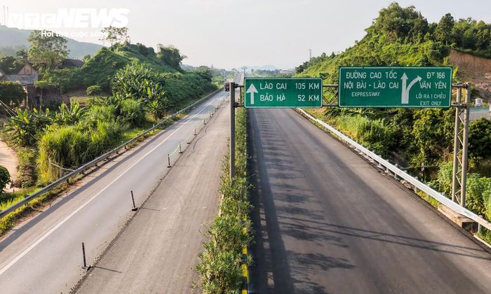 Theo thiết kế, đoạn cao tốc đang khai thác với 2 làn xe sẽ được mở rộng lên 4 làn, nền đường rộng 24m và có dải phân cách giữa.