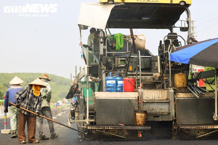 Công việc trên công trường được thực hiện nhưng vẫn phải bảo đảm an toàn cho phương tiện đang lưu thông.
