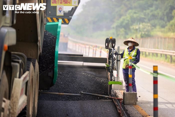 Ông Trần Ngọc Hải, Phó Giám đốc Ban Quản lý dự án các đường cao tốc phía Bắc thuộc VEC, cho biết các đơn vị thi công chủ động điều chỉnh kế hoạch sản xuất theo thời tiết, tranh thủ những khoảng thời gian thuận lợi để tăng khối lượng. 