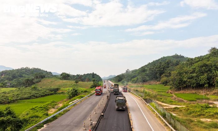 Theo kế hoạch, dự án phấn đấu cơ bản hoàn thành trong năm 2026. Khi hoàn thành, đoạn Yên Bái - Lào Cai sẽ có 4 làn xe thay cho 2 làn hiện hữu, tăng năng lực khai thác trên tuyến cao tốc Nội Bài - Lào Cai và tạo thuận lợi hơn cho phương tiện lưu thông về Lào Cai, cũng như kết nối với khu vực Tây Bắc.