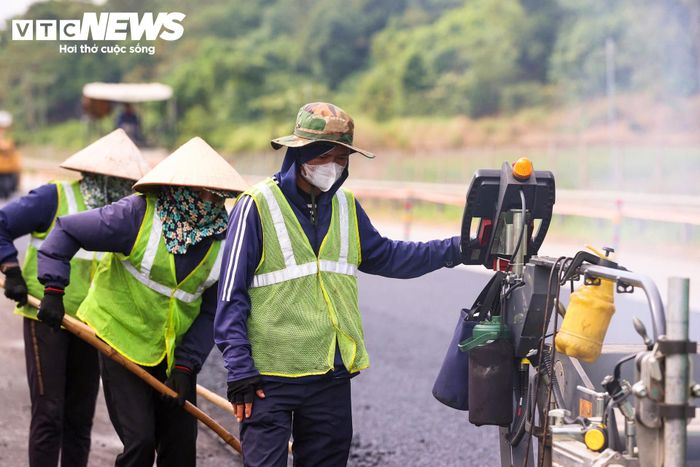 Theo ông Hải, việc đẩy nhanh tiến độ mở rộng cao tốc nhằm bảo đảm giao thông trên tuyến được thông suốt, đáp ứng nhu cầu đi lại, vận chuyển hàng hóa và góp phần thúc đẩy phát triển kinh tế khu vực Tây Bắc.