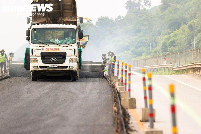 Trên những đoạn khác, nền đường được hoàn thiện từng lớp trước khi chuyển sang thi công mặt đường. Các cầu, cống và hệ thống thoát nước cũng được thi công song song để không ảnh hưởng đến tiến độ chung.