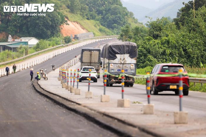 Do mở rộng đoạn Yên Bái - Lào Cai được thực hiện trong khi tuyến cao tốc cũ vẫn khai thác nên các đơn vị thi công phải bố trí máy móc, nhân lực và phương án tổ chức giao thông phù hợp với từng vị trí. 