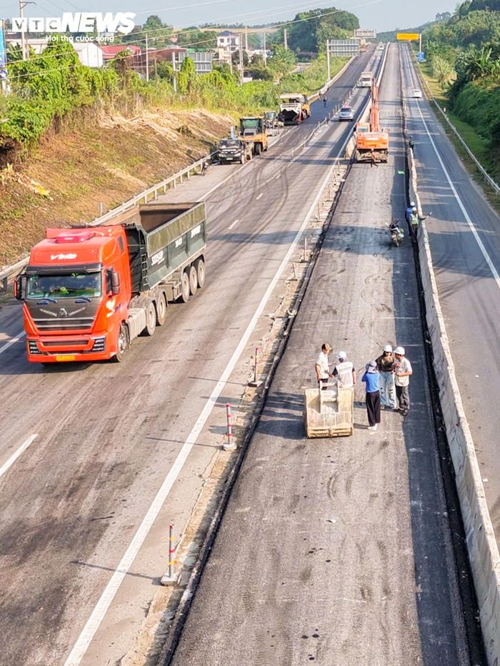 Sau một năm, nhiều đoạn đã có sự thay đổi rõ rệt. Tại Km213, lớp bê tông nhựa đã được thảm trên phần đường mở rộng. 
