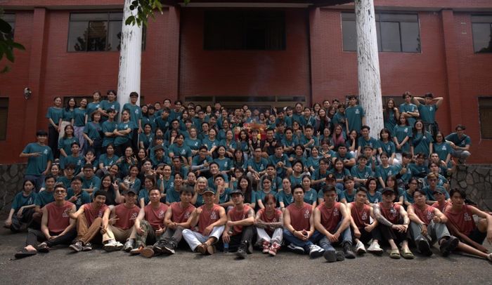 Bộ phim quy tụ lên tới hơn 700 diễn viên phụ.