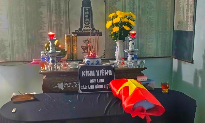 Hài cốt liệt sĩ tìm thấy trong vườn nhà dân xã Tuy Phước Đông vào chiều ngày 1/10 được Bộ CHQS tỉnh Gia Lai đưa về nơi thờ cúng chu đáo. (Ảnh: Nguyễn Hoàng)