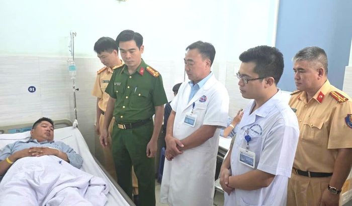 Đại tá Nguyễn Đức Thìn - Phó Giám đốc Công an TP Hải Phòng, lãnh đạo các phòng Tổ chức cán bộ, CSGT và chỉ huy Đội CSGT số 3 thăm Đại úy Vũ Sơn Tùng tại bệnh viện.