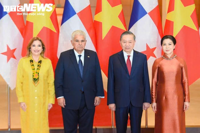 Tổng Bí thư, Chủ tịch nước Tô Lâm và Phu nhân chụp ảnh chung cùng Tổng thống Panama José Raúl Mulino và Phu nhân sau lễ đón.