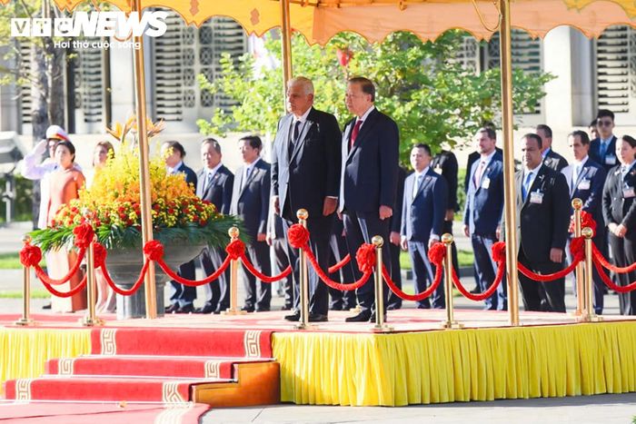 Tổng Bí thư, Chủ tịch nước Tô Lâm và Tổng thống Panama José Raúl Mulino thực hiện nghi thức chào cờ.