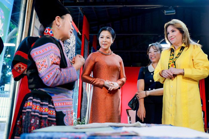 Những bộ trang phục với chất liệu, màu sắc và họa tiết đặc trưng không chỉ phản ánh quan niệm thẩm mỹ mà còn lưu giữ những câu chuyện về lịch sử, phong tục, tập quán và bản sắc riêng của mỗi cộng đồng.