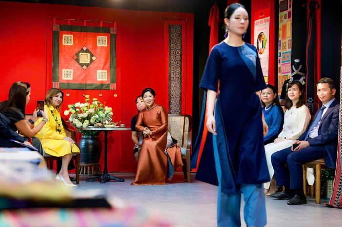 Trong không khí cởi mở, thân tình, hai Phu nhân đã cùng ngồi lại thưởng thức trà, xem trình diễn áo dài và cùng trao đổi về vai trò của phụ nữ trong đời sống hiện đại, cũng như ý nghĩa của văn hóa trong gắn kết cộng đồng và tăng cường sự hiểu biết giữa các dân tộc. Mỗi quốc gia đều sở hữu một kho tàng di sản độc đáo và sự giao lưu giữa các nền văn hóa sẽ góp phần mở rộng không gian đối thoại, khơi nguồn sáng tạo và tăng cường sự hiểu biết lẫn nhau.