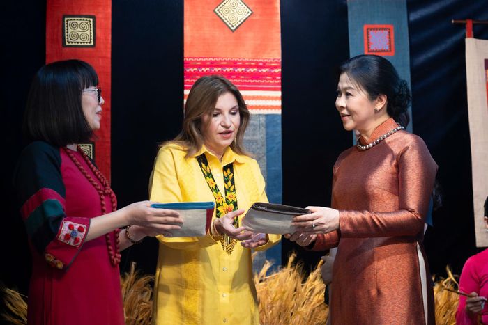 Trong cuộc sống hiện đại ngày nay, thách thức lớn nhất đối với văn hóa truyền thống không chỉ là việc bảo tồn, mà là làm sao để di sản sống được trong đời sống thường nhật, mang lại sinh kế bền vững cho người dân, đặc biệt là phụ nữ và các nhóm yếu thế trong xã hội.