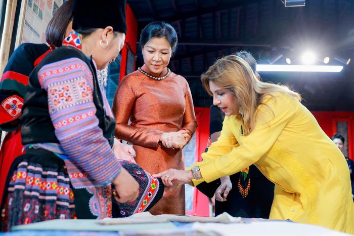 Trong không khí thân tình, hai Phu nhân cùng gặp gỡ các nghệ nhân và tìm hiểu một số công đoạn tạo nên các sản phẩm thủ công truyền thống của dân tộc Tà Ôi, Dao Đỏ và Mông Xanh...