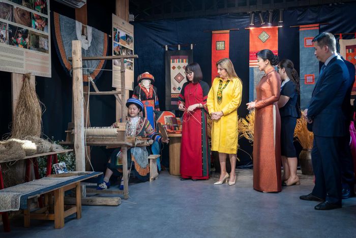 Từ ý nghĩa đó, Phu nhân Tổng Bí thư, Chủ tịch nước Tô Lâm tin rằng việc bảo tồn di sản không chỉ là lưu giữ những hiện vật hay kỹ thuật của quá khứ, mà quan trọng hơn là tạo điều kiện để các giá trị ấy tiếp tục được thực hành, sáng tạo và thích ứng với đời sống đương đại.