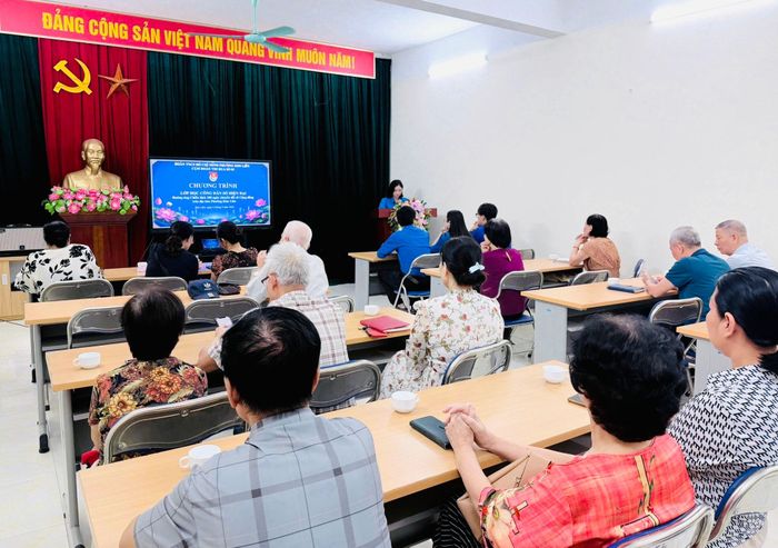Lớp Công dân số do Đoàn Thanh niên phường Kim Liên tổ chức thu hút rất đông người dân tham gia. Ảnh: PV