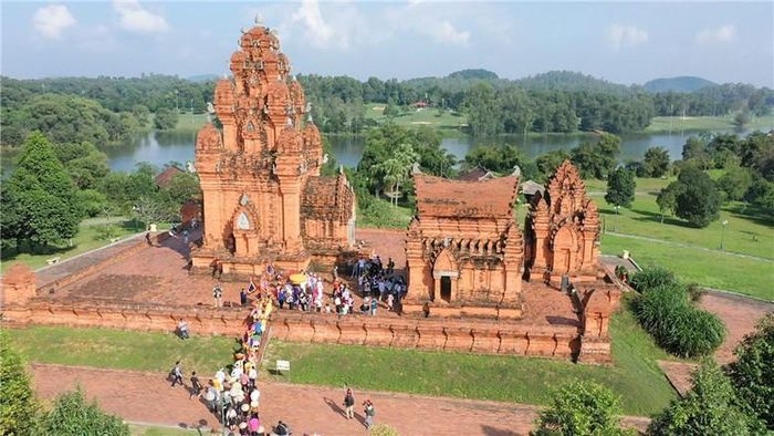 Làng Văn hóa - Du lịch các dân tộc Việt Nam là khu du lịch cấp thành phố. Ảnh: H.L