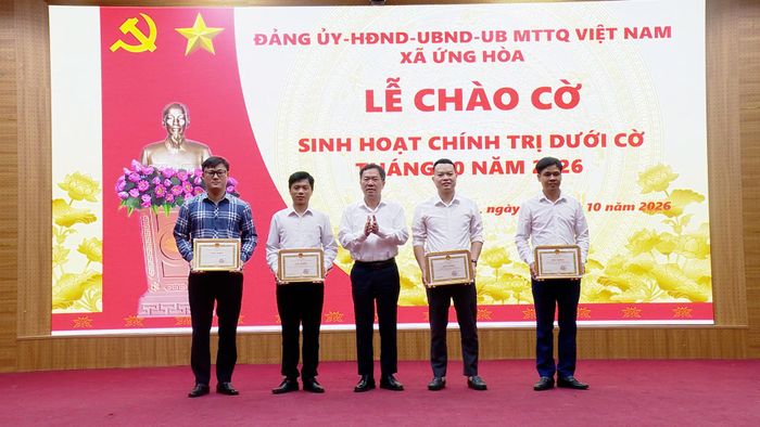 Đồng chí Đàm Văn Huân, Bí thư Đảng ủy, Chủ tịch HĐND xã trao Giấy khen cho các tập thể hoàn thành xuất sắc nhiệm vụ tháng 9-2026. Ảnh: Lê Quí