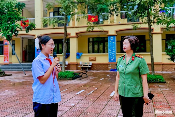 Thay vì tiếp nhận kiến thức theo cách một chiều, học sinh trực tiếp trả lời các câu hỏi, xử lý những tình huống giao thông thường gặp. Qua từng tình huống, các em được khuyến khích hình thành thói quen quan sát – suy nghĩ – đánh giá – hành động, thay vì phản ứng vội vàng trước những diễn biến bất ngờ trên đường. Đây không chỉ là kỹ năng cần thiết khi tham gia giao thông mà còn là cách ứng xử có trách nhiệm trong nhiều tình huống của cuộc sống.