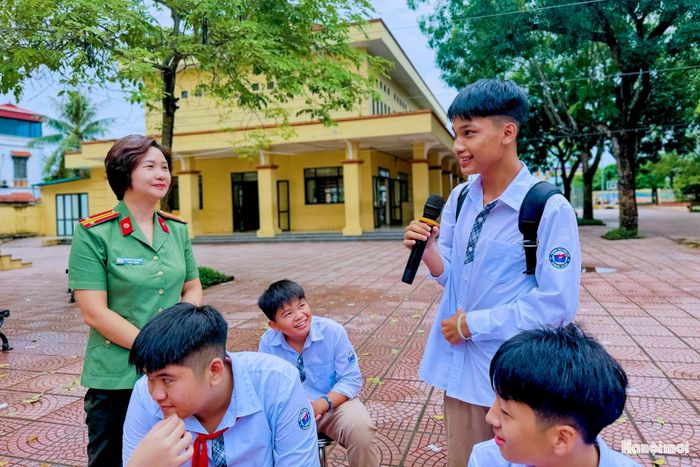 Trung tá Nguyễn Thị Thành, cán bộ Công an xã Nam Phù, cho biết: “Điều chúng tôi mong muốn nhất không phải là các em chỉ nhớ những quy định được tuyên truyền trong một buổi, mà những kiến thức đó phải trở thành ý thức và hành động thường xuyên. Từ việc không điều khiển phương tiện khi chưa đủ tuổi đến chấp hành luật giao thông, mỗi kỹ năng đều có thể giúp các em bảo vệ chính mình và những người xung quanh”.