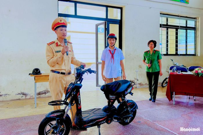 Đại úy Lê Văn Hường - cán bộ Đội Cảnh sát giao thông đường bộ số 14 đã lựa chọn những nội dung gần gũi với đời sống hằng ngày của học sinh để tuyên truyền, hướng dẫn; từ quy định về độ tuổi, kỹ năng sử dụng phương tiện an toàn; nhận biết mũa bảo hiểm đạt chuẩn, đội mũ bảo hiểm đúng cách đến chấp hành tín hiệu đèn giao thông, đi đúng phần đường, quan sát khi chuyển hướng…