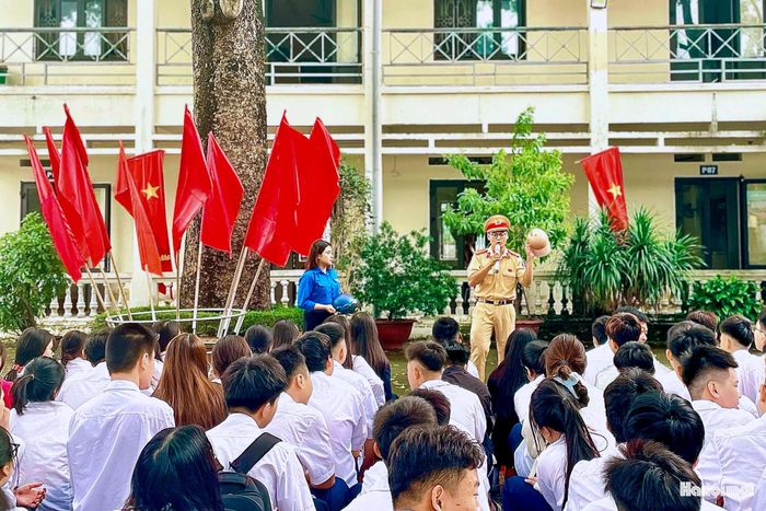 Công tác tuyên truyền ATGT tại xã Nam Phù được triển khai dựa trên sự phối hợp chặt chẽ giữa chính quyền địa phương, lực lượng công an xã và Ban Giám hiệu trường Tiểu học và THCS trên địa bàn.