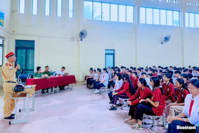 Các nội dung cốt lõi của Luật Giao thông đường bộ được truyền tải một cách cụ thể, dễ hiểu. Học sinh được hướng dẫn nhận biết hệ thống biển báo giao thông, quy tắc đi đúng phần đường, làn đường quy định và tuân thủ tín hiệu đèn giao thông khi di chuyển trên đường.