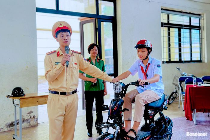 Đối với học sinh lứa tuổi THCS, nội dung tuyên truyền đi sâu vào kỹ năng điều khiển xe đạp, xe đạp điện và xe máy điện an toàn; kỹ năng quan sát, giảm tốc độ khi qua các giao lộ, tuyệt đối không dàn hàng ngang, không buông cả hai tay hoặc sử dụng ô, thiết bị di động khi đang điều khiển phương tiện. Đồng thời khuyến cáo phụ huynh học sinh chấp hành nghiêm quy định pháp luật, không giao xe máy có dung tích xi-lanh từ 50cm³ trở lên hoặc xe máy điện cho con em khi chưa đủ tuổi và chưa có giấy phép lái xe theo quy định, bảo đảm an toàn tuyệt đối cho các em.