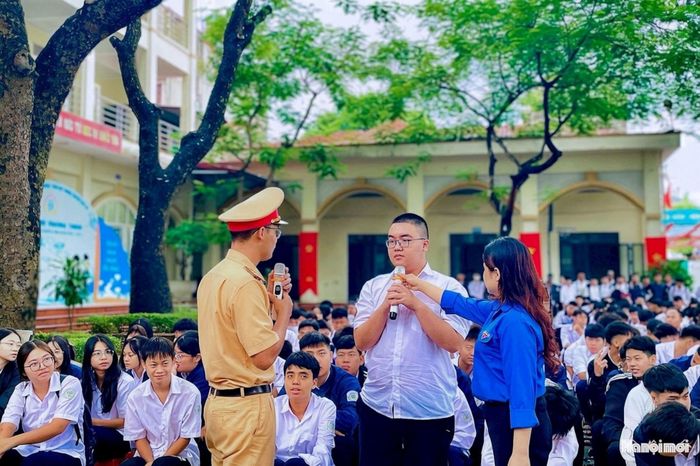 Theo cán bộ công an xã Nam Phù, để xây dựng môi trường học đường thực sự an toàn, công tác tuyên truyền, giáo dục cần được thực hiện thường xuyên, liên tục và có sự phối hợp chặt chẽ giữa lực lượng công an, nhà trường và gia đình.