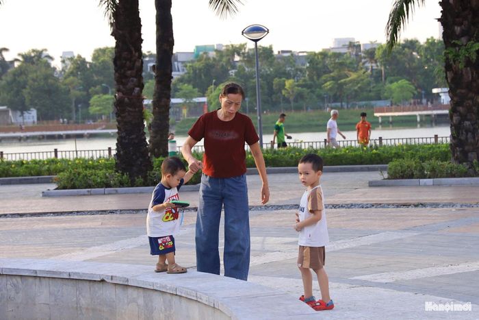 Trẻ em vui chơi trong không gian ngoài trời, gần gũi với cây xanh và mặt nước.