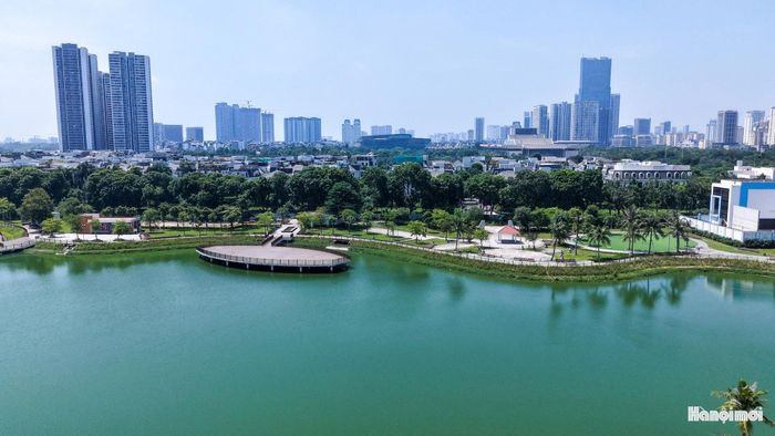 Những khoảng xanh như công viên Phùng Khoang càng trở nên cần thiết, tạo sự cân bằng. Một góc công viên Phùng Khoang trong không gian xanh mát.