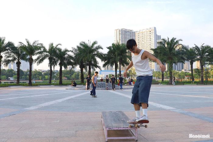 Không gian mở của công viên tạo sự kết nối với khu dân cư, giúp người dân dễ dàng tiếp cận các tiện ích công cộng. Công viên trở nên nhộn nhịp hơn vào buổi chiều khi người dân đến vui chơi, vận động và nghỉ ngơi.