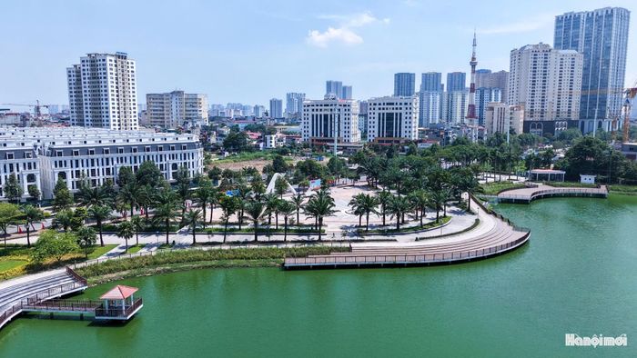 Những hàng cây xanh được giữ lại, góp phần tạo bóng mát và duy trì cảnh quan tự nhiên của công viên.