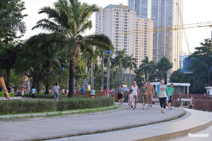 Người cao tuổi lựa chọn công viên làm địa điểm vận động, rèn luyện sức khỏe và giao lưu.