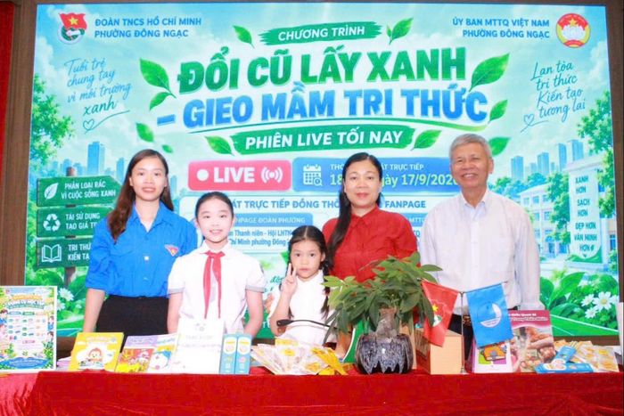 Chị Lê Thị Tiểu Hậu, Phó Bí thư Đoàn, Chủ tịch Hội LHTN Việt Nam phường Đông Ngạc (ngoài cùng bên trái) với mô hình "Đổi cũ lấy xanh - Gieo mầm tri thức". Ảnh: PV