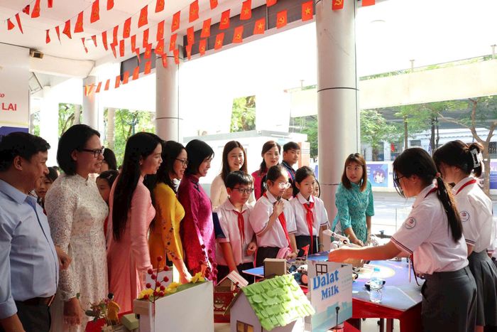 Các đại biểu tham quan, tìm hiểu sản phẩm sáng tạo của học sinh Trường THCS Cầu Giấy B. Ảnh: PV