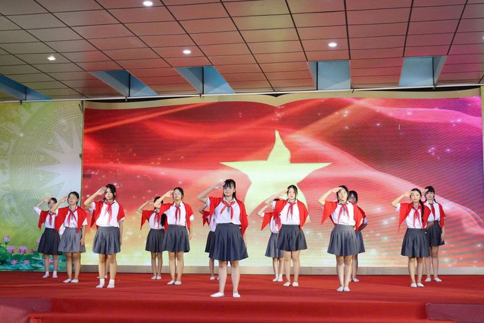 Học sinh Trường THCS Cầu Giấy B biểu diễn văn nghệ tại Lễ phát động hưởng ứng Tuần lễ học tập suốt đời năm 2026. Ảnh: PV