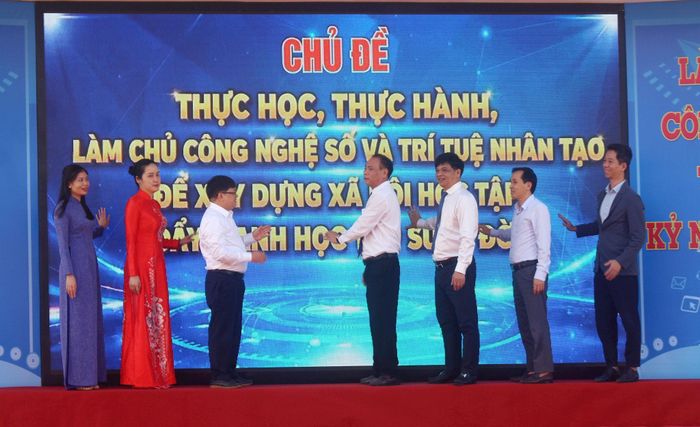Các đại biểu thực hiện nghi thức phát động Tuần lễ hưởng ứng học tập suốt đời. Ảnh: Thiên Tú