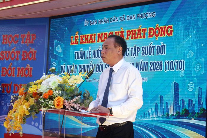 Bí thư Đảng ủy, Chủ tịch HĐND xã Đan Phượng Nguyễn Gia Hiển phát biểu tại buổi lễ. Ảnh: Thiên Tú
