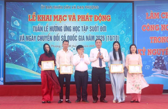 Trao giải Nhất Cuộc đua luyện AI. Ảnh: Thiên Tú