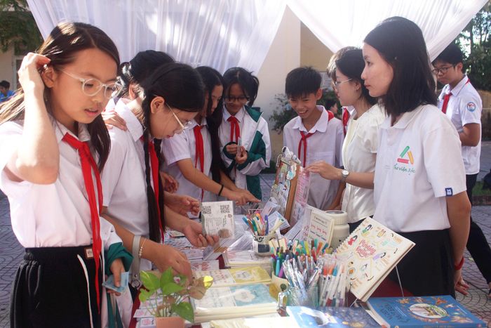 Học sinh trải nghiệm đọc sách tại buổi lễ. Ảnh: Thiên Tú
