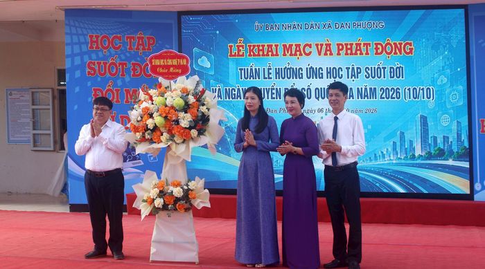 Đại diện Sở Khoa học và Công nghệ Hà Nội tặng hoa chúc mừng. Ảnh: Thiên Tú