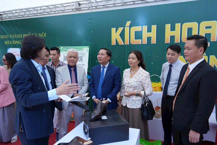 Các đại biểu tham quan gian hàng trưng bày sản phẩm OCOP trong khuôn khổ chương trình. Ảnh: Duy Khánh